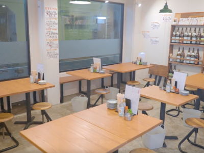 梅ヶ丘駅近の美味しい⿃料理の居酒屋なら酒場とり⼰の店内