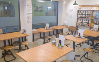 梅ヶ丘駅近30秒の居酒屋なら酒場とり己の店内のテーブル